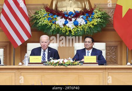 Hanoi, Vietnam. September 2023. US-Präsident Joe Biden (L) und Vietnams Premierminister Pham Minh Chinh treffen sich am 11. September 2023 im Regierungsbüro in Hanoi (Vietnam) mit CEOs beider Seiten. Präsident Joe Biden führte am Montag eine Delegation von US-amerikanischen Tech-Führungskräften in Gesprächen mit vietnamesischen Geschäftsführern, als Washington und Hanoi versuchten, die Zusammenarbeit zu vertiefen, während die gemeinsamen Sorgen über den Aufstieg Chinas geteilt wurden. Foto: Vietnam Government Portal (VGP)/Nhat Bac/UPI/Alamy Live News Stockfoto