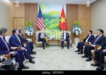 Hanoi, Vietnam. September 2023. US-Präsident Joe Biden (C-L) trifft sich am 11. September 2023 mit dem vietnamesischen Premierminister Pham Minh Chinh (C-R) im Regierungsbüro in Hanoi, Vietnam. Präsident Joe Biden führte am Montag eine Delegation von US-amerikanischen Tech-Führungskräften in Gesprächen mit vietnamesischen Geschäftsführern, als Washington und Hanoi versuchten, die Zusammenarbeit zu vertiefen, während die gemeinsamen Sorgen über den Aufstieg Chinas geteilt wurden. Foto: Vietnam Government Portal (VGP)/Nhat Bac/UPI/Alamy Live News Stockfoto