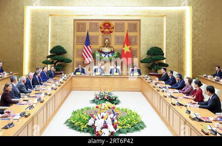 Hanoi, Vietnam. September 2023. US-Präsident Joe Biden (C-L) und Vietnams Premierminister Pham Minh Chinh (C-R) treffen sich am 11. September 2023 im Regierungsbüro in Hanoi (Vietnam) mit CEOs beider Seiten. Präsident Joe Biden führte am Montag eine Delegation von US-amerikanischen Tech-Führungskräften in Gesprächen mit vietnamesischen Geschäftsführern, als Washington und Hanoi versuchten, die Zusammenarbeit zu vertiefen, während die gemeinsamen Sorgen über den Aufstieg Chinas geteilt wurden. Foto: Vietnam Government Portal (VGP)/Nhat Bac/UPI/Alamy Live News Stockfoto