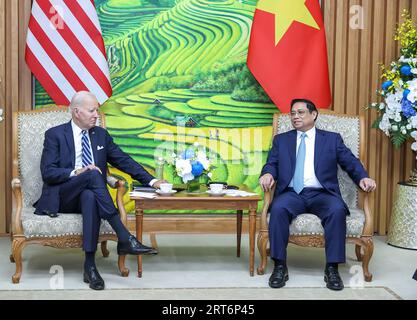 Hanoi, Vietnam. September 2023. US-Präsident Joe Biden (L), trifft sich am 11. September 2023 mit dem vietnamesischen Premierminister Pham Minh Chinh im Regierungsbüro in Hanoi, Vietnam. Präsident Joe Biden führte am Montag eine Delegation von US-amerikanischen Tech-Führungskräften in Gesprächen mit vietnamesischen Geschäftsführern, als Washington und Hanoi versuchten, die Zusammenarbeit zu vertiefen, während die gemeinsamen Sorgen über den Aufstieg Chinas geteilt wurden. Foto: Vietnam Government Portal (VGP)/Nhat Bac/UPI/Alamy Live News Stockfoto