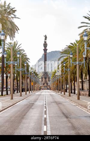 Barcelona, Spanien - 13. FEBRUAR 2022: Passeig de Colom ist eine breite, von Palmen gesäumte Allee im Viertel Ciutat Vella in Barcelona, Katalonien, Spanien. Stockfoto