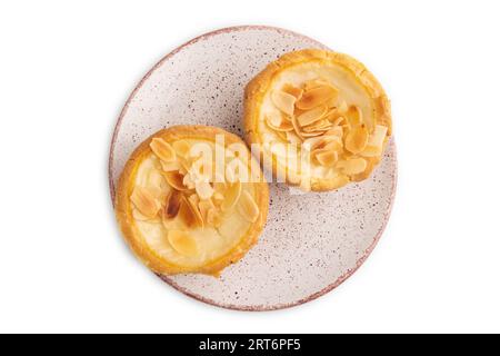 Traditionelle portugiesische Kuchen Pasteten de nata, Puddingpastete mit Mandeln auf weißem Hintergrund. Draufsicht, flach liegend, Nahaufnahme. Stockfoto