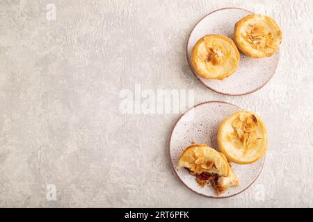Traditionelle portugiesische Kuchen Pasteis de nata, Pudding kleine Kuchen mit Mandeln auf grauem Betongrund. Ansicht von oben, flach, Kopierbereich. Stockfoto