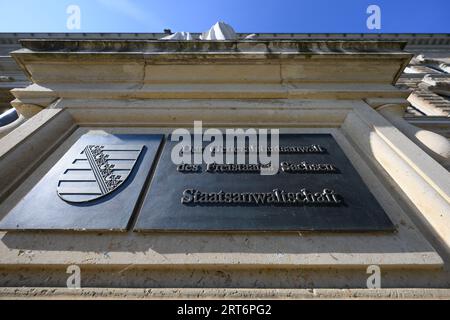 11. September 2023, Sachsen, Dresden: Ein Schild mit der Aufschrift „die Generalstaatsanwaltschaft des Freistaates Sachsen“ ist auf dem Dresdner Justizzentrum angebracht. Angesichts der zunehmenden Cyberkriminalität stärkt die sächsische Justiz ihre Ermittlungskapazitäten in diesem Bereich. Foto: Robert Michael/dpa Stockfoto