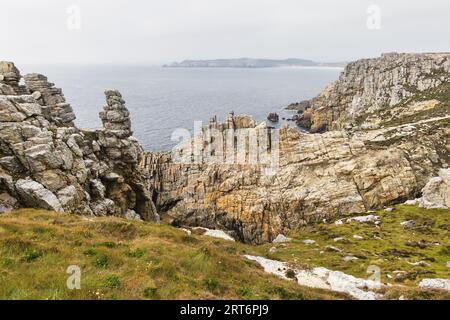 Bild der Felsküste an der Pointe de Penhir auf der Halbinsel Crozon, Bretagne, Frankreich Stockfoto