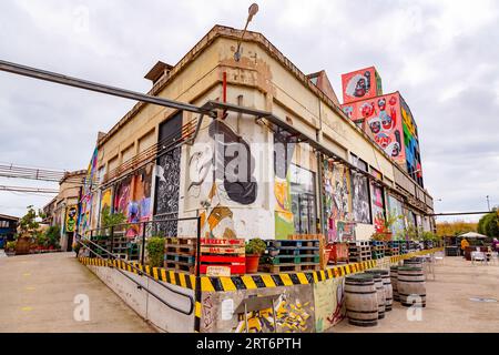 Barcelona, Spanien - 11. Februar 2022: Nau Bostik ist ein verlassenes Industriegebiet, das jetzt als Barcelonas angesagtes Viertel mit Veranstaltungen, Partys, Festivals usw. wiederbelebt wurde Stockfoto