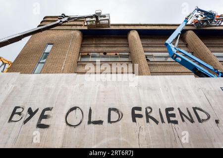 Dudley, West Midlands, Großbritannien. September 2023. Nach einem langen Kampf, um es vor Abriss und Entwicklung zu retten, befindet sich das Dudley Hippodrome nun im Abriss. Das berühmte Art-Deco-Theater wurde 1938 an der Stelle des Dudley Opera House erbaut, das 1936 durch einen Brand zerstört und 2009 geschlossen wurde. Dort traten unter anderem George Formby, Gracie Fields und Laurel und Hardy auf, die letzte war Roy Orbison im Jahr 1974. Jemand hat Bye Old Friend in großen Briefen auf die Horte geschrieben. Quelle: Peter Lopeman/Alamy Live News Stockfoto