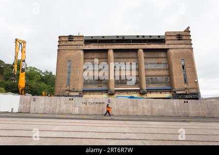 Dudley, West Midlands, Großbritannien. September 2023. Nach einem langen Kampf, um es vor Abriss und Entwicklung zu retten, befindet sich das Dudley Hippodrome nun im Abriss. Das berühmte Art-Deco-Theater wurde 1938 an der Stelle des Dudley Opera House erbaut, das 1936 durch einen Brand zerstört und 2009 geschlossen wurde. Dort traten unter anderem George Formby, Gracie Fields und Laurel und Hardy auf, die letzte war Roy Orbison im Jahr 1974. Quelle: Peter Lopeman/Alamy Live News Stockfoto