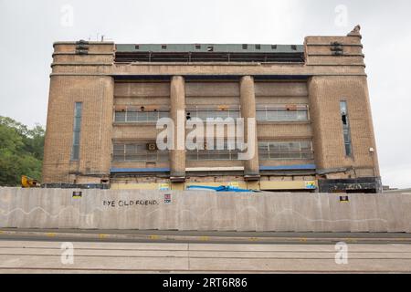 Dudley, West Midlands, Großbritannien. September 2023. Nach einem langen Kampf, um es vor Abriss und Entwicklung zu retten, befindet sich das Dudley Hippodrome nun im Abriss. Das berühmte Art-Deco-Theater wurde 1938 an der Stelle des Dudley Opera House erbaut, das 1936 durch einen Brand zerstört und 2009 geschlossen wurde. Dort traten unter anderem George Formby, Gracie Fields und Laurel und Hardy auf, die letzte war Roy Orbison im Jahr 1974. Quelle: Peter Lopeman/Alamy Live News Stockfoto