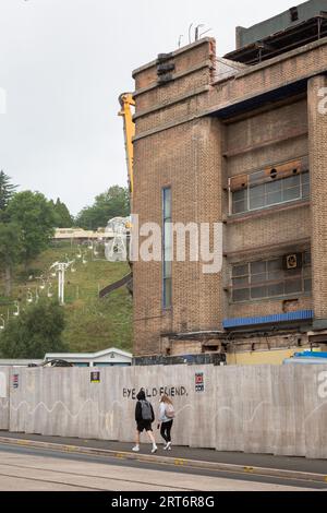 Dudley, West Midlands, Großbritannien. September 2023. Nach einem langen Kampf, um es vor Abriss und Entwicklung zu retten, befindet sich das Dudley Hippodrome nun im Abriss. Das berühmte Art-Deco-Theater wurde 1938 an der Stelle des Dudley Opera House erbaut, das 1936 durch einen Brand zerstört und 2009 geschlossen wurde. Dort traten unter anderem George Formby, Gracie Fields und Laurel und Hardy auf, die letzte war Roy Orbison im Jahr 1974. Quelle: Peter Lopeman/Alamy Live News Stockfoto