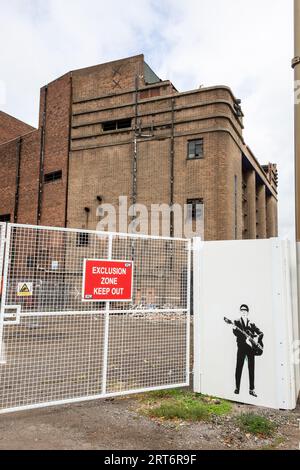 Dudley, West Midlands, Großbritannien. September 2023. Nach einem langen Kampf, um es vor Abriss und Entwicklung zu retten, befindet sich das Dudley Hippodrome nun im Abriss. Das berühmte Art-Deco-Theater wurde 1938 an der Stelle des Dudley Opera House erbaut, das 1936 durch einen Brand zerstört und 2009 geschlossen wurde. Dort traten unter anderem George Formby, Gracie Fields und Laurel und Hardy auf, die letzte war Roy Orbison im Jahr 1974. Quelle: Peter Lopeman/Alamy Live News Stockfoto