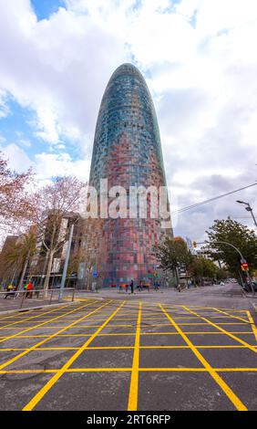 Barcelona, Spanien - 13. Februar 2022: Der Agbar-Turm mit einer Höhe von 144 Metern wurde von Jean Nouvel entworfen und ist eine Hommage an den berühmten Architekten Stockfoto