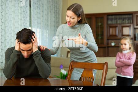 Wütende Frau beschimpft ihren Mann Stockfoto