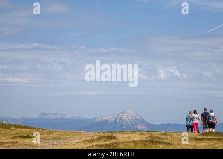 CHAMROUSSE, FRANKREICH, 13. August 2023: Eine Gruppe von Wanderern auf einem Pass in Belledonne, mit den Gipfeltreffen von Chartreuse im Hintergrund Stockfoto