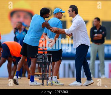 Colombo, Sri Lanka. September 2023. Der Indianer Hardik Pandya (L) schüttelt sich vor Beginn des Asia Cup 2023 Super Four (ODI) International Cricket Match zwischen Indien und Pakistan im Premadasa Stadium in Colombo am 11. September 2023 die Hand mit dem ehemaligen pakistanischen Cricketspieler Wasim Akram (R). Viraj Kothalwala/Alamy Live News Stockfoto