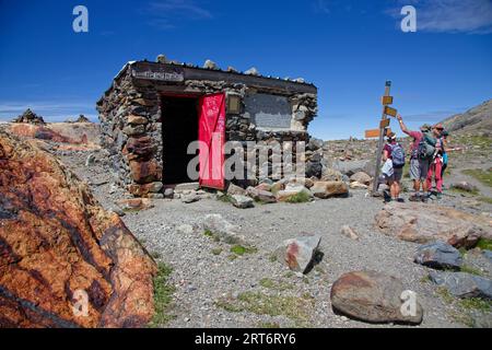 OZ-EN-OISANS, FRANKREICH, 8. August 2023: Altes Steinhaus am Ufer des Fare-Sees im Grandes Rousses-Gebirge wurde von den Maquisarden während der Weltzeit genutzt Stockfoto