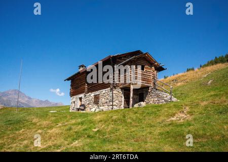 Berghütten fotografiert auf den Weiden des Valtellina bei Bormio Stockfoto