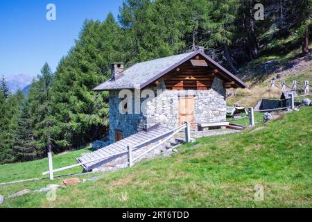 Berghütten fotografiert auf den Weiden des Valtellina bei Bormio Stockfoto