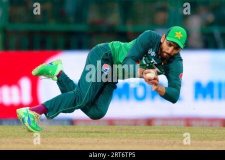 Colombo, Sri Lanka. September 2023. Der pakistanische Agha Salman legt den Ball während des Asien-Cup 2023 Super-vier-Tage-Cricket-Spiels zwischen Indien und Pakistan am 11. September 2023 im Premadasa Stadium in Colombo. Viraj Kothalwala/Alamy Live News Stockfoto