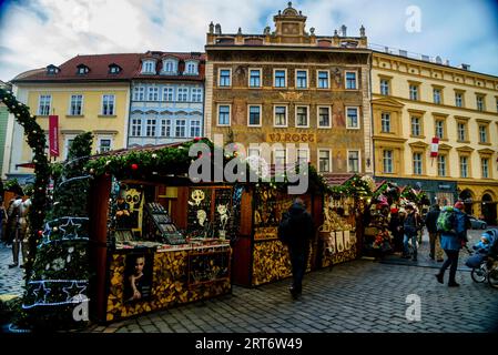 Sgraffito-bemaltes Gebäude im Renaissancestil auf dem kleinen Platz in Prag, Tschechische Republik. Stockfoto