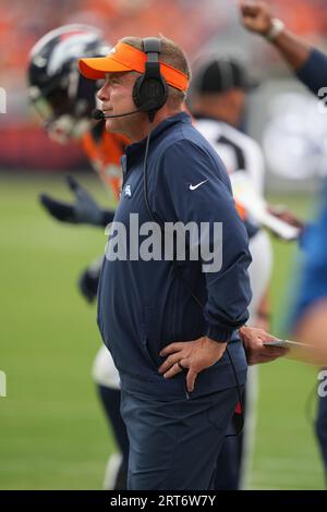 Denver Broncos Cheftrainer Sean Peyton führt sein Team in seinem ersten Spiel mit Broncos während des NFL Regular Season Spiels zwischen den Las Vegas Raiders und Denver Broncos auf dem Empower Field at Mile High am Sonntag, den 10. September 2023 in Denver, Colorado. Stockfoto