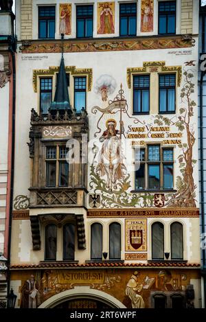 Das Storchenhaus der Neorenaissance malte Wandmalereien des Heiligen Wenzels auf dem Altstädter Ring in Prag, Tschechische Republik. Stockfoto