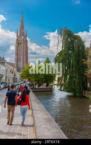 Brügge, Belgien, 21. August 2014, Touristen, romantisches Paar, Spaziergang am Brügge Zeebrugge-Kanal und der Kathedrale Saint Sauveur de Brügge Stockfoto