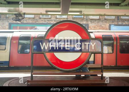 LONDON – 15. AUGUST 2023: White City U-Bahn-Station in der Shepherds Bush Gegend von Hammersmith & Fulham – West London Stockfoto