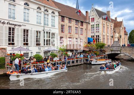 Brügge, Belgien, August 21 2014, Touristen auf einer Besichtigungstour mit dem Boot auf dem Brügge Zeebrugge Kanal Stockfoto