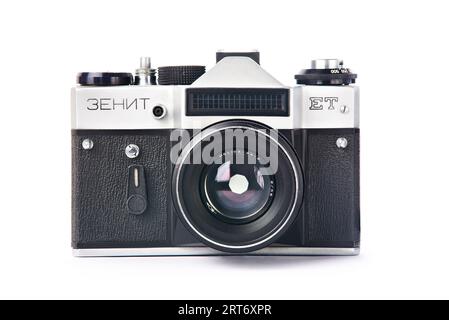 Moskau, RUSSLAND - 4. APRIL 2020: Zenit-ET - russische sowjetische 35-mm-Spiegelreflexkamera 1982 isoliert auf weiß Stockfoto