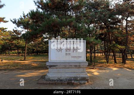 Yi County, China - 4. November 2017: Architektonische Landschaft von Grabstein in der Qing-Dynastie, Yi County, Provinz Hebei, China Stockfoto