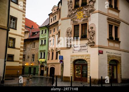 Mittelalterliche Architektur aus dem 16. Jahrhundert im Herzen von Prag, Tschechische Republik. Stockfoto