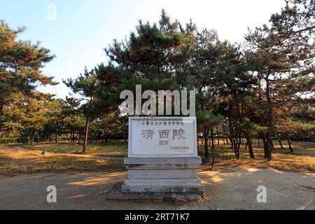 Yi County, China - 4. November 2017: Architektonische Landschaft von Grabstein in der Qing-Dynastie, Yi County, Provinz Hebei, China Stockfoto