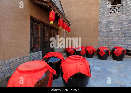 Yi County, China - 4. November 2017: Der chinesische Spirituosenbecher befindet sich außerhalb der Destillerie, Yi County, Provinz Hebei, China Stockfoto