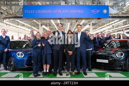 Handelssekretär Kemi Badenoch (Mitte) mit Dr. Milan Nedeljkovic, Mitglied des Vorstands der BMW AG (links), und Markus Gruneisl, CEO von BMW (UK) Manufacturing, im Mini-Werk in Cowley in Oxford, wie das Unternehmen bekannt gibt, plant es, seinen Elektro-Mini der nächsten Generation in Oxford zu bauen, nachdem es sich ein Förderpaket der Regierung gesichert hat. Bilddatum: Montag, 11. September 2023. Stockfoto