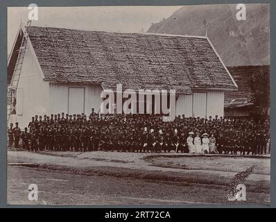 Royal Netherlands East Indies Army, Eine große Gruppe von KNIL-Soldaten, die vor einem Haus in Sumatra, Indonesien, posieren Stockfoto