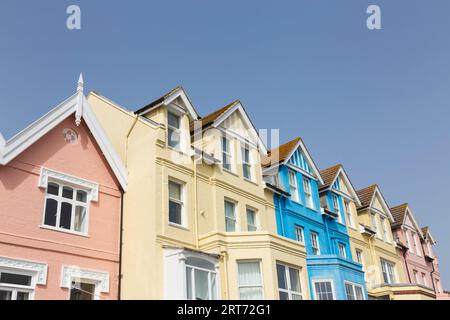 Farbenfrohe Häuser am Meer auf Crag Path, Aldeburgh, Suffolk an einem wunderschönen Septembertag Stockfoto