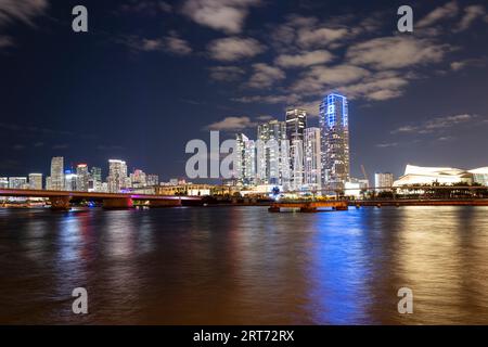 Panoramafoto von Miami bei Nacht. Bayside Marketplace Miami Downtown hinter MacArthur Causeway vom Venetian Causeway. Stockfoto