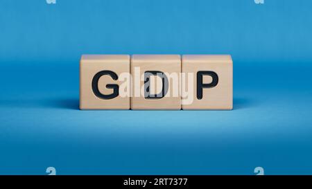 BIP. Würfel bilden das Wort GDP. Konzept des Bruttoinlandsprodukts BIP.3D-Rendering auf blauem Hintergrund. Stockfoto