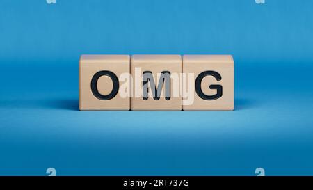 Omg. Würfel bilden das Wort OMG. Begriff des Wortes OMG - Oh mein Gott, Ausdruck in der Kommunikation von Reaktion und Emotionen - Schock, Wow, Überraschung, Lachen Stockfoto