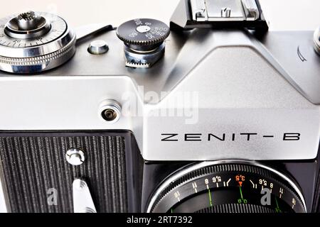 Moskau, RUSSLAND - 27. APRIL 2020: Zenit-B - altrussische sowjetische 35-mm-Spiegelreflexkamera mit manueller Belichtung 1968 Stockfoto