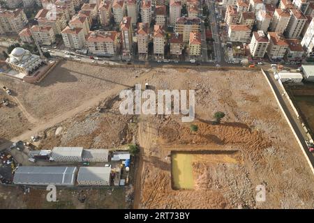 Luftaufnahme einer Baustelle, Turm im Bau. Drohnenschuss einer Baustelle Stockfoto