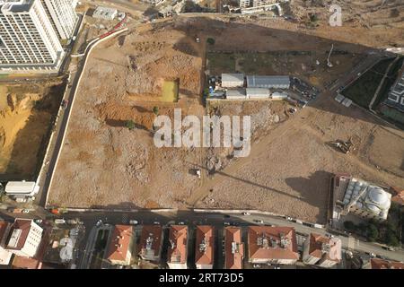 Luftaufnahme einer Baustelle, Turm im Bau. Drohnenschuss einer Baustelle Stockfoto
