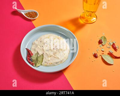 Türkisches Essen auf farbenfrohem Hintergrund. Mit Beilagen. Dolma, Sarma, Kofte. türkische Yougert Stockfoto