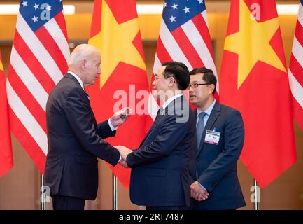 Hanoi, Vietnam. September 2023. US-Präsident Joe Biden (L) trifft sich am 11. September 2023 mit dem Vorsitzenden der vietnamesischen Nationalversammlung Vuong Dinh Hue auf der Nationalversammlung in Hanoi (Vietnam). Präsident Joe Biden führte am Montag eine Delegation von US-amerikanischen Tech-Führungskräften in Gesprächen mit vietnamesischen Geschäftsführern, als Washington und Hanoi versuchten, die Zusammenarbeit zu vertiefen, während die gemeinsamen Sorgen über den Aufstieg Chinas geteilt wurden. Foto: Vietnam Government Portal (VGP)/Nhat Bac/UPI/Alamy Live News Stockfoto