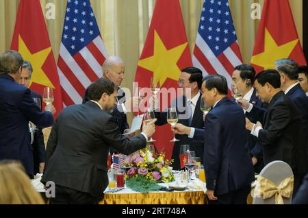 Hanoi, Vietnam. September 2023. US-Präsident Joe Biden (C-L) nimmt am 11. September 2023 an einem Mittagessen des vietnamesischen Präsidenten Vo Van Thuong (C-R) im Präsidentenpalast in Hanoi, Vietnam, Teil. Präsident Joe Biden führte am Montag eine Delegation von US-amerikanischen Tech-Führungskräften in Gesprächen mit vietnamesischen Geschäftsführern, als Washington und Hanoi versuchten, die Zusammenarbeit zu vertiefen, während die gemeinsamen Sorgen über den Aufstieg Chinas geteilt wurden. Foto: Vietnam Government Portal (VGP)/Nhat Bac/UPI/Alamy Live News Stockfoto