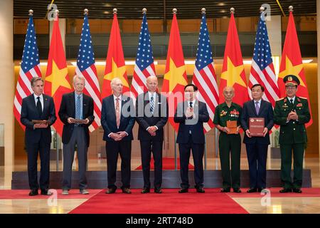 US-Präsident Joe Biden (C-L), Vietnams Vorsitzender der Nationalversammlung Vuong Dinh Hue (C-R) und US-Außenminister Antony blinken (L) posieren mit den US-Veteranen Chuck Searcy (2L), Matt Keenan (3L) und der Vietnamesen Nguyen Van Thien (3R) während einer Zeremonie zum Austausch von Kriegsartefakten in der Nationalversammlung in Hanoi, Vietnam am 11. September 2023. Präsident Joe Biden führte am Montag eine Delegation von US-amerikanischen Tech-Führungskräften in Gesprächen mit vietnamesischen Geschäftsführern, als Washington und Hanoi versuchten, die Zusammenarbeit zu vertiefen, während die gemeinsamen Sorgen über den Aufstieg Chinas geteilt wurden. Foto: Vietnam Government Portal (VGP)/Nhat Bac/U Stockfoto