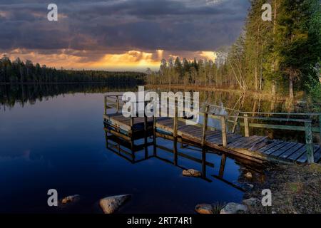 Sonnenuntergang am Erilampi-See, entlegener See Lakeland Karelia Finnland Stockfoto