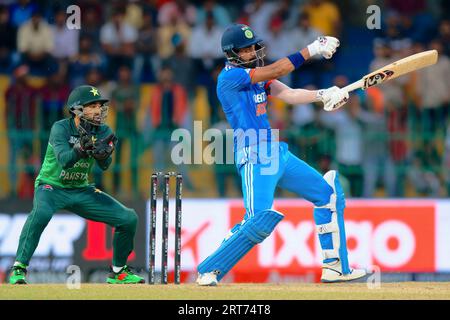 Colombo, Sri Lanka. September 2023. Der indische KL Rahul spielt einen Schuss, als Pakistans Wicket Keeper Mohammad Rizwan beim Asia Cup 2023 Super Four One-Day International (ODI) Cricket Match zwischen Indien und Pakistan am 11. September 2023 im Premadasa Stadium in Colombo zusieht. Viraj Kothalwala/Alamy Live News Stockfoto