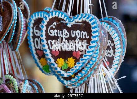 München, Deutschland. September 2023. Lebkuchenherzen mit der Aufschrift „Grüße vom Okktoberfest“ hängen an einem Stand auf der Theresienwiese, dem Oktoberfestgelände. Die 188. Wiesn findet in diesem Jahr ab 16.09. Statt. Bis zum 03.10.2023. Quelle: Sven Hoppe/dpa/Alamy Live News Stockfoto